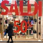 Foto con vetrina in periodo di Saldi