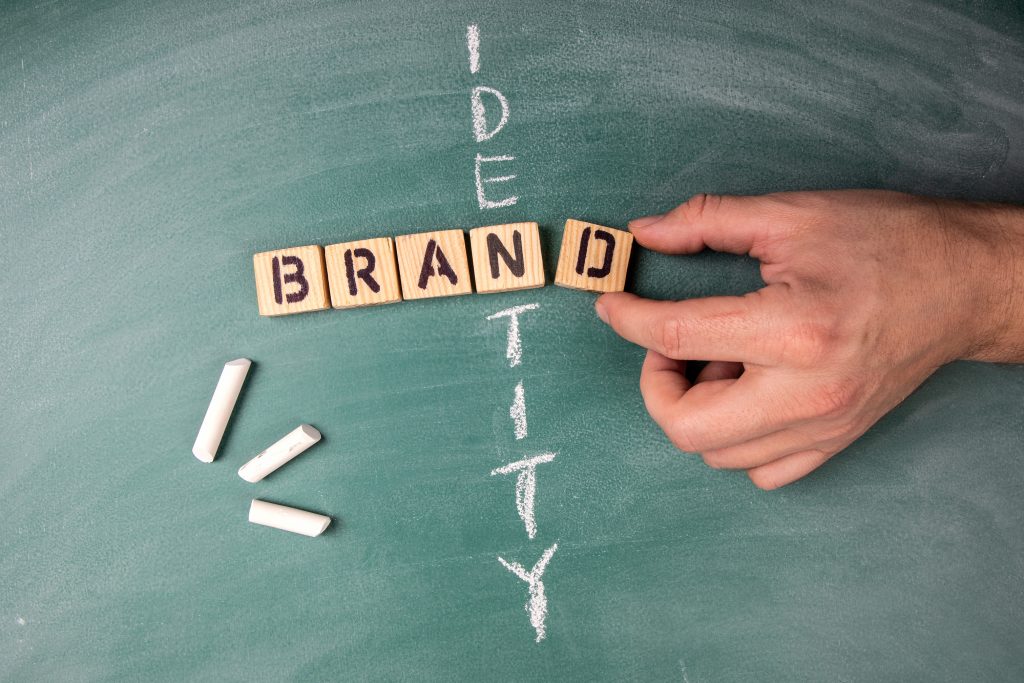 Illustrazione tessere che formano parola Brand