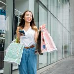 Foto di ragazza asiatica che fa shopping