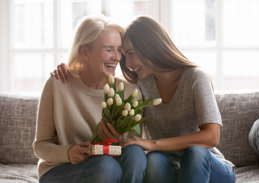 Foto di mamma e figlia che si abbracciano