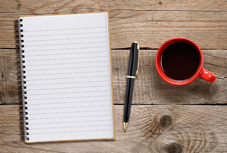 Foto di block notes e tazza di caffè