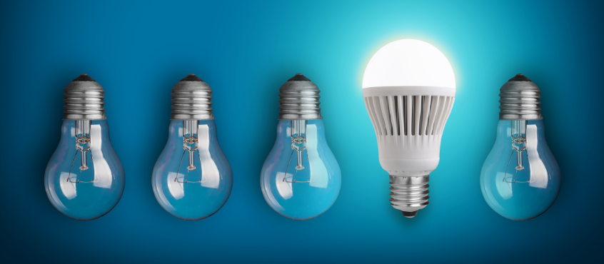 Foto con 4 lampadine spente e 1 accesa