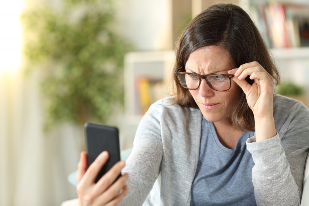 Foto di ragazza che guarda stupita il cellulare