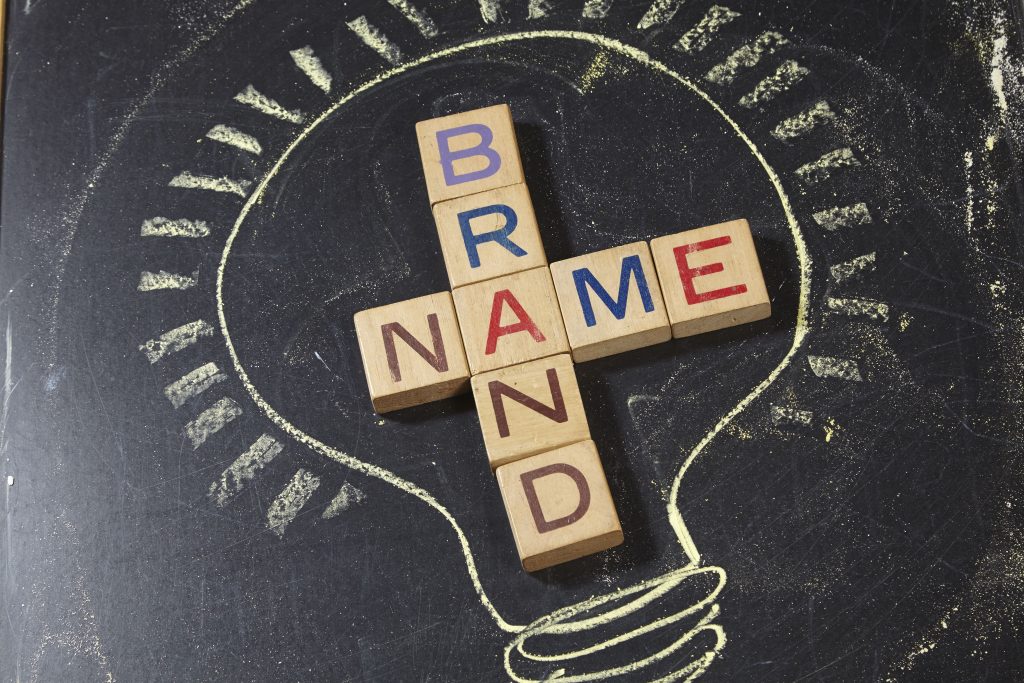 Illustrazione tasselli che compongono scritta Brand Name