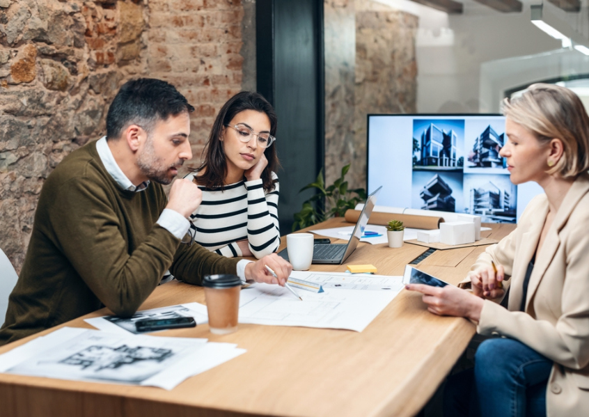 Foto di persone che discutono con consulente