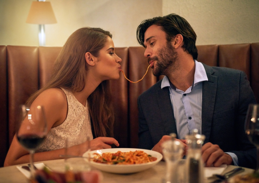 Foto di coppia al ristorante che mangia spaghetti