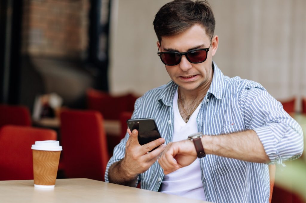 Foto di ragazzo che guarda l'orologio