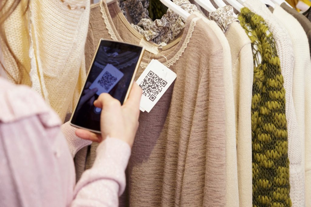 Foto di ragazza che scansiona un qr code