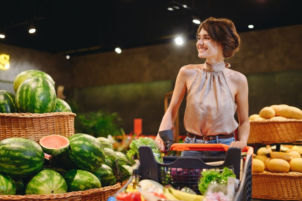 Foto di ragazza che compra la frutta