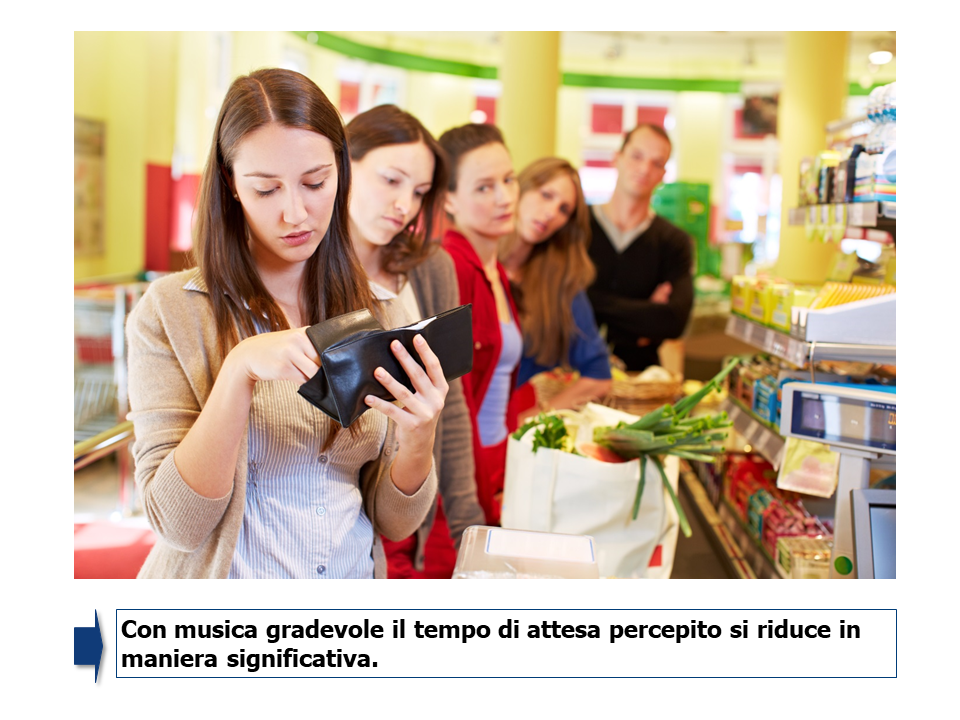Foto di ragazza in fila alla cassa