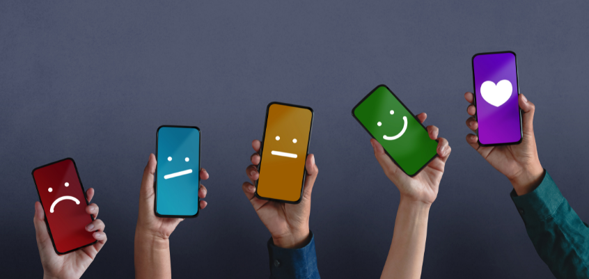 Foto di mani che tengono telefonini con smile