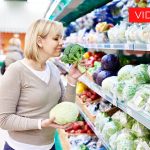 Foto di donna che sceglie la verdura al supermercato