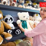 Foto di donna che sistema i peluches