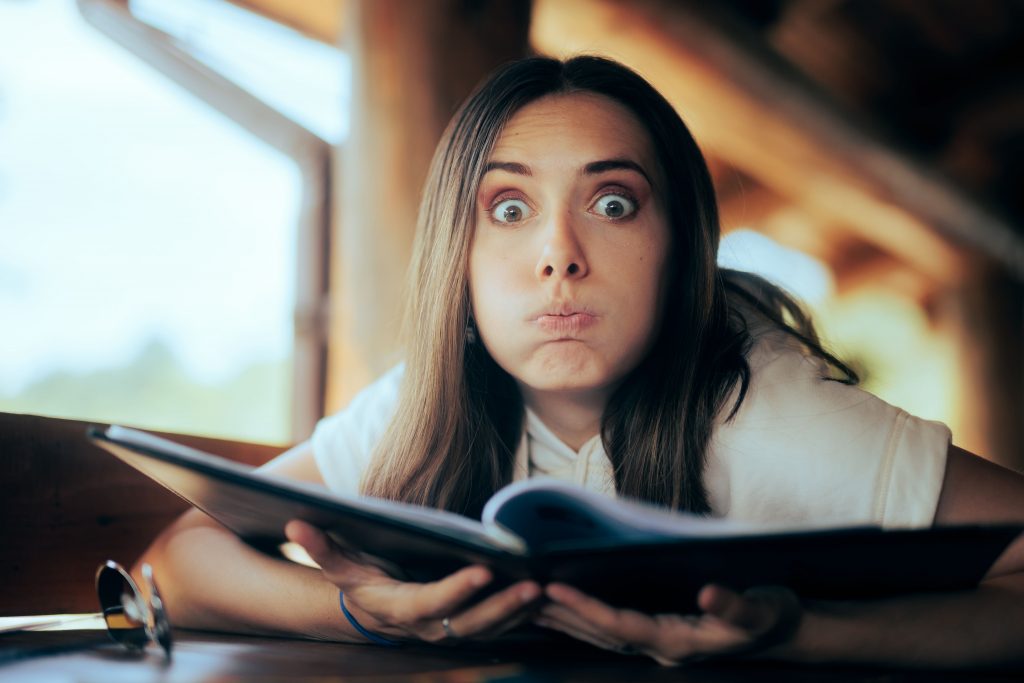 Foto di ragazza con faccia sconvolta