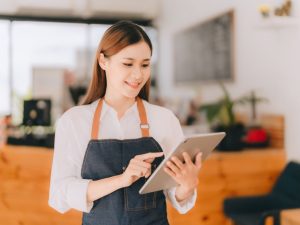 Foto di ragazza che prende le ordinazioni al ristorante