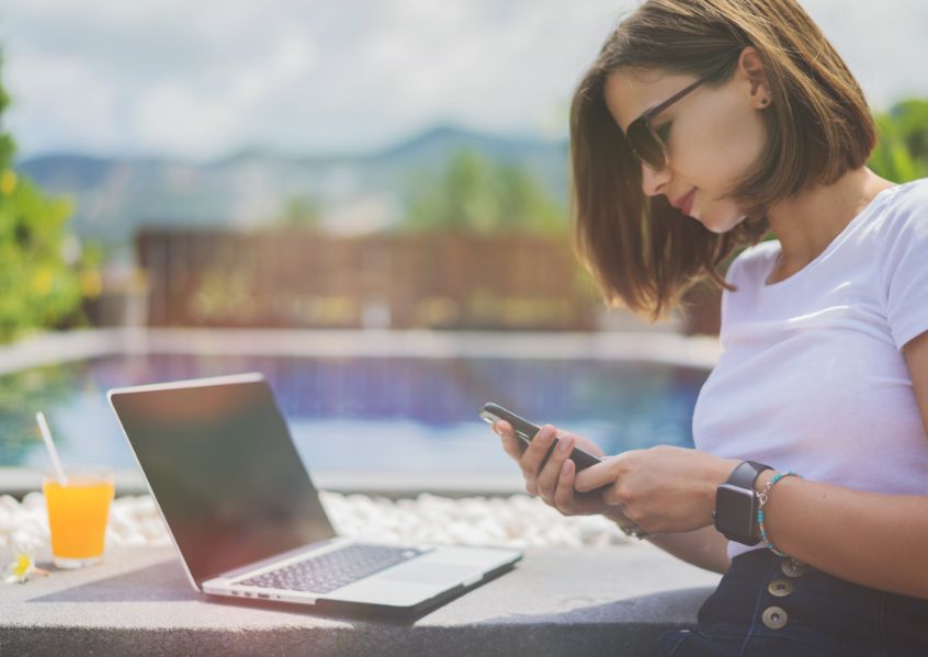 Foto di ragazza che lavora al pc in smartworking