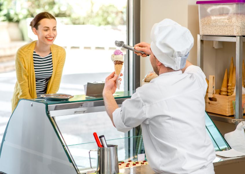 Foto di ragazza che compra il gelato