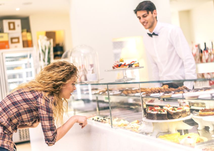 Foto di ragazza in pasticceria
