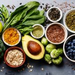 Foto di tavola piena di prodotti alimentari