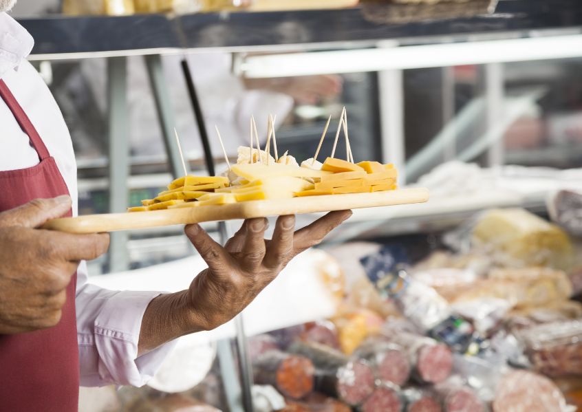 Foto con tagliere di formaggi