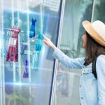 Foto di ragazza che fa shopping tecnologico