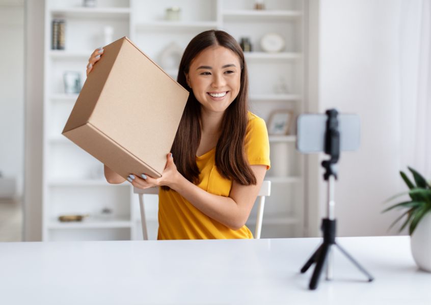 Foto di influencer che fa un unboxing