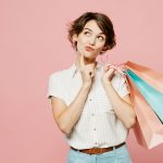 Foto di ragazza pensierosa dopo aver fatto shopping