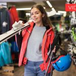 Foto di ragazza che compra attrezzatura sportiva