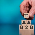 Foto con tasselli e lettere B2B