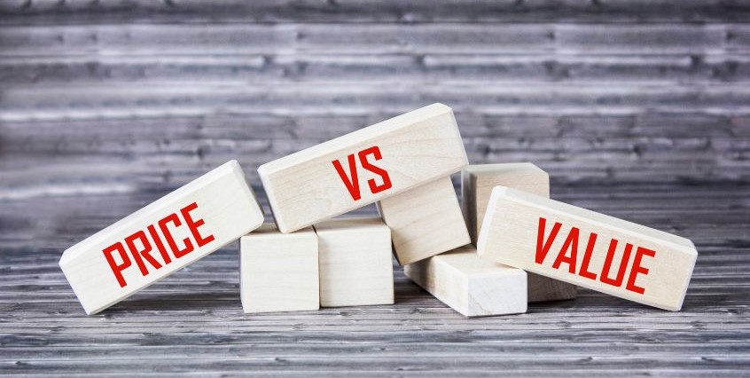 Foto di tessere del domino con scritto price e value