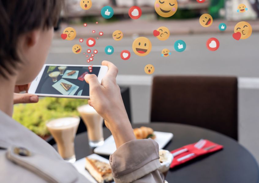 Foto di emoticon che escono dal tablet