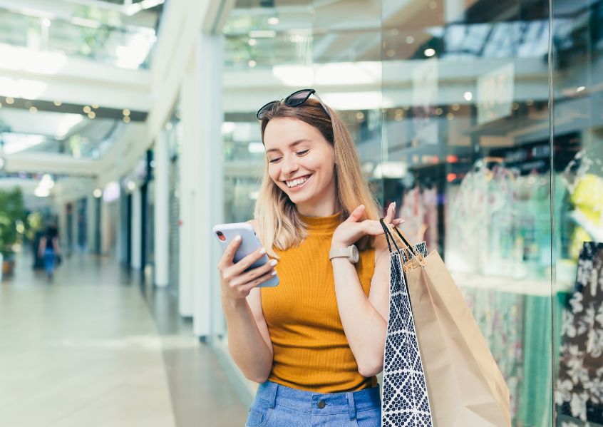 Foto di ragazza felice di fare shopping