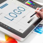 Foto di mani che scrivono su tablet