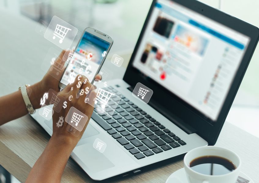 Foto con pc portatile e ragazza che tiene uno smartphone