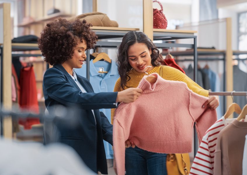 Foto di donne che scelgono un maglione