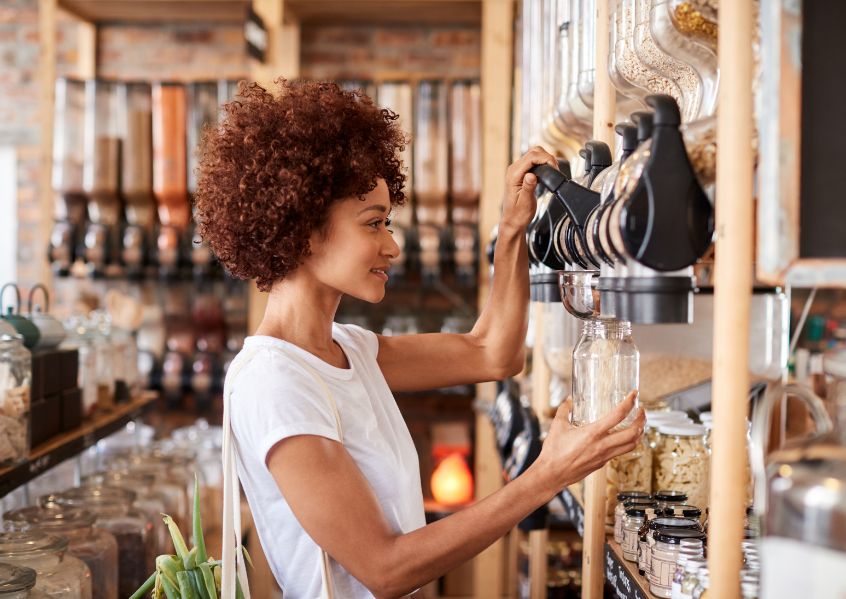 Foto di ragazza che prepara il caffè