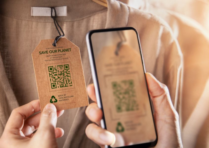 Foto di telefono che scansiona un qrcode