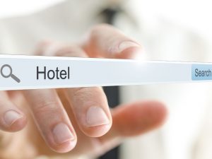 Foto di mano che indica barra di ricerca su internet