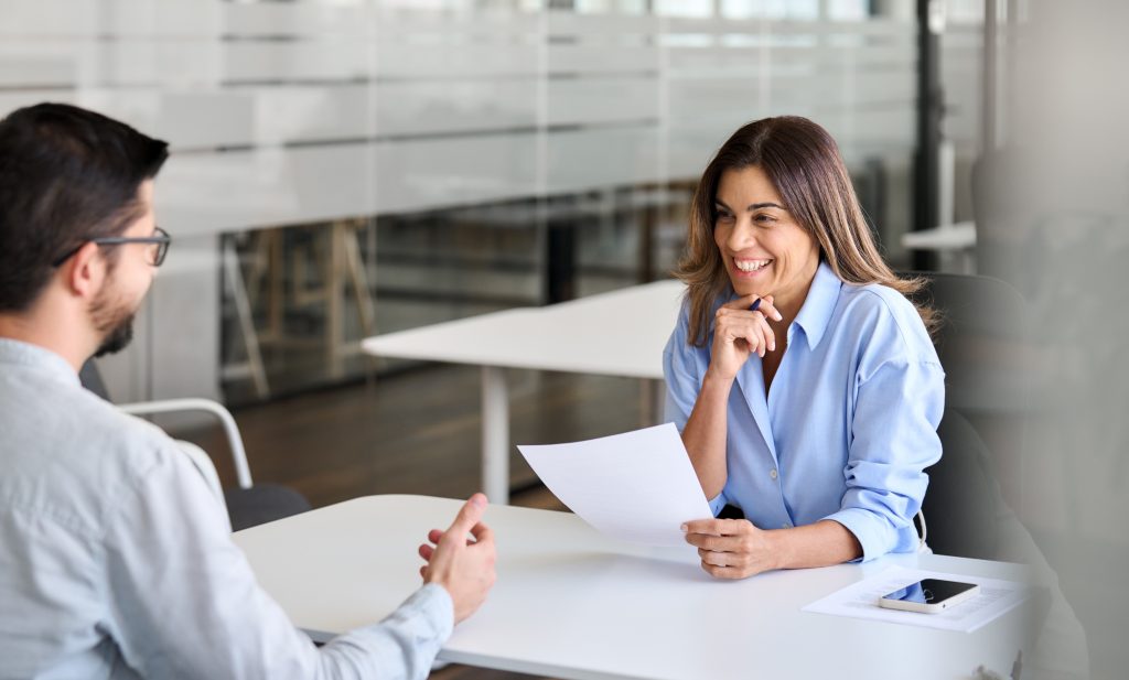 Foto di persone durante un colloquio di lavoro