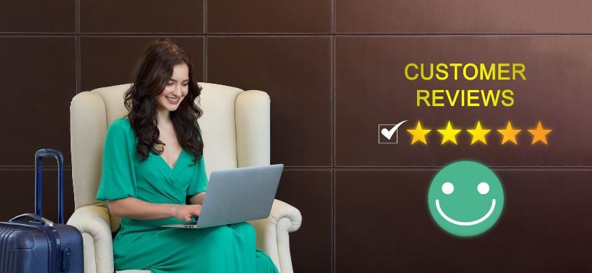 Foto con ragazza che sta al computer a scrivere recensioni