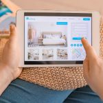 Foto di tablet con ricerca di hotel
