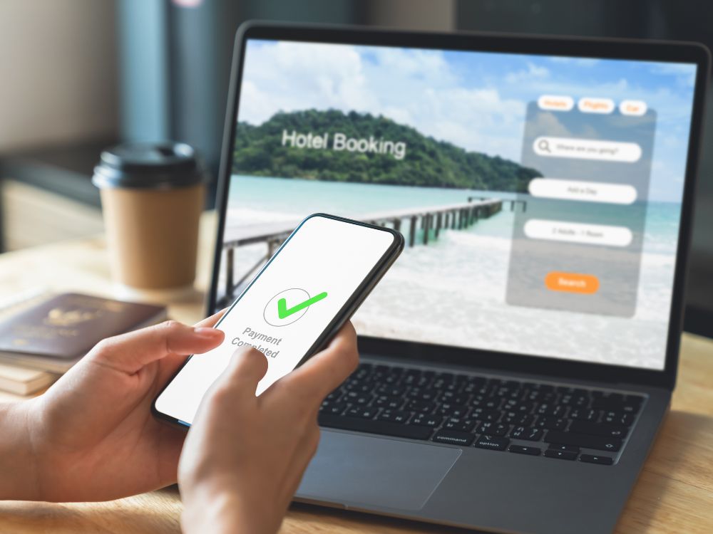 Foto di persona che prenota online un albergo