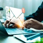 Foto di uomo che scrive al pc e manda email