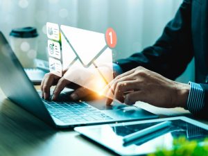 Foto di uomo che scrive al pc e manda email