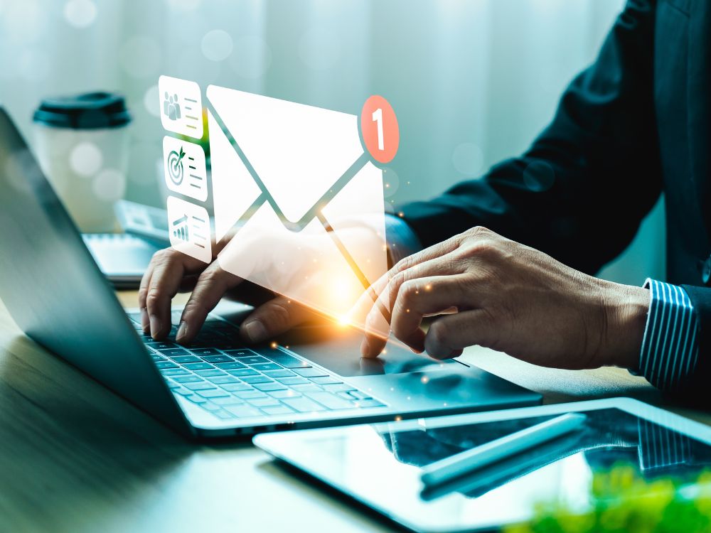 Foto di uomo che scrive al pc e manda email
