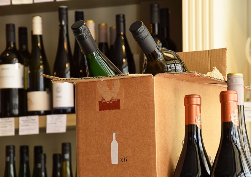 Foto di bottiglie di vino dentro al cartone