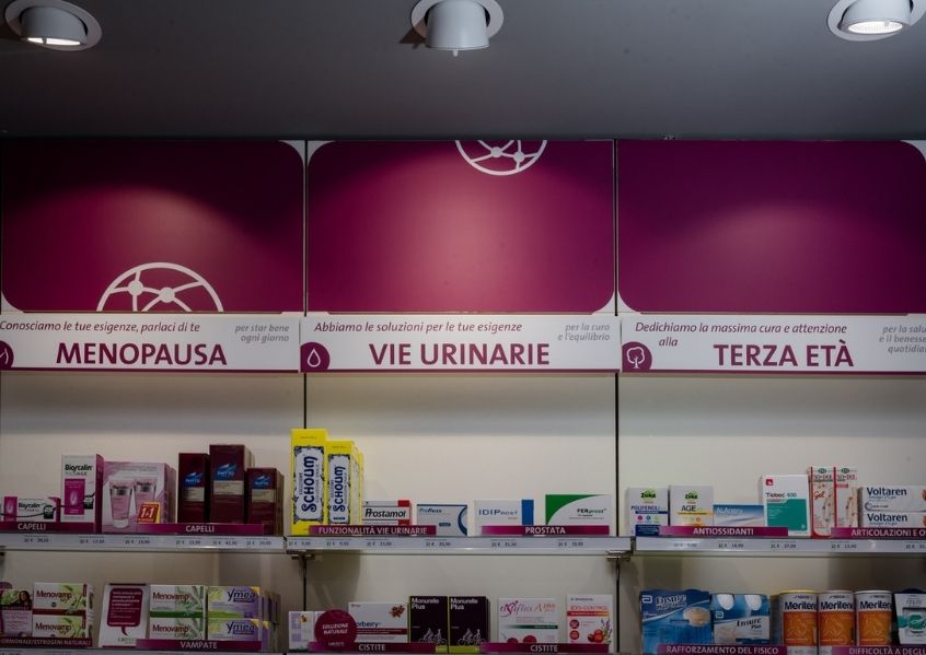 Foto con scaffale interno farmacia