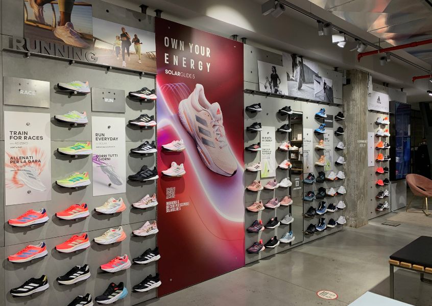 Foto di interno negozio di scarpe sportive