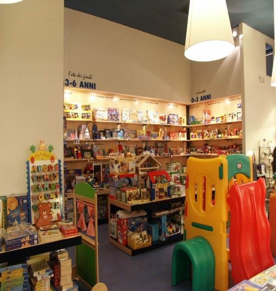 Foto interno negozio di giocattoli