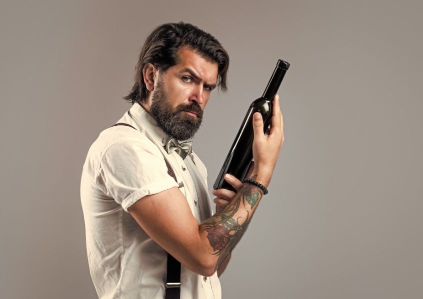 Foto di barman con barba e capelli lunghi